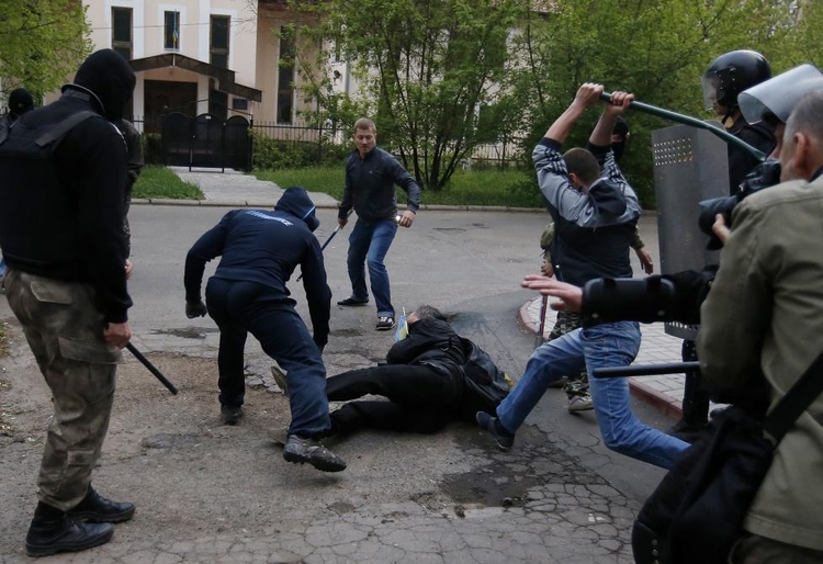 fot. Marko Djurica / Reuters / 28 kwietnia 2014  Donieck, Ukraina  Prorosyjscy protestujący atakują Ukraińców podczas wiecu we wschodniej części miasta.